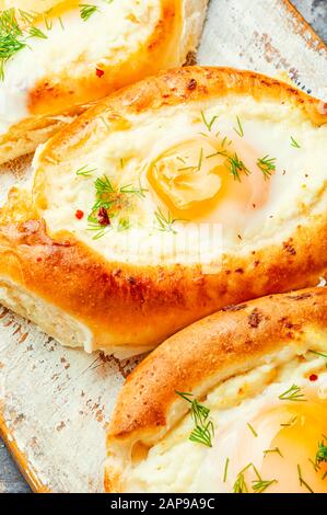 Khachapuri farine nationale géorgienne, tarte farcie de fromage et d'œufs Banque D'Images