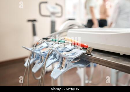 De l'ECG pinces à linge linge au premier plan. Un athlète ne test de stress cardiaque et la VO2 dans une étude médicale, suivi par le médecin. Banque D'Images