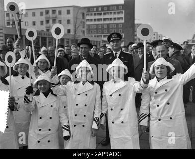 Le maire Van Hall installe 200ème brigade prête Annotation: Élèves de l'école Pro Rege préparé pour le maire et le commissaire en chef de police H.J. van der Molen Date: 16 novembre 1959 lieu: Amsterdam, Noord-Holland mots clés: Portraits de groupe, lectures, écoles Nom personnel: Hall, Gijs van, Molen, H. J. van der Banque D'Images