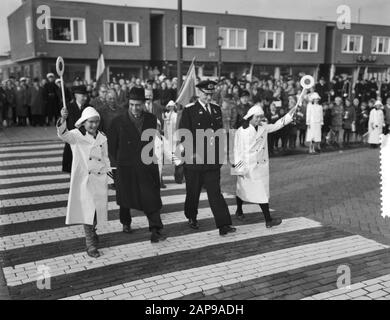 Le maire Van Hall installe 200 e brigade prête Annotation: Les élèves de l'école Pro Rege accompagnent le maire et le commissaire en chef de police H.J. van der Molen au croisement à Amsterdam Slotervaart. Date : 16 novembre 1959 lieu : Amsterdam, Noord-Holland mots clés : maires, nom prêt à l'emploi : Hall, Gijs van, Molen, H. J. van der Banque D'Images