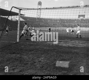 Blauw-Wit PVV 1-1, Van Heeswijk (gardien de but Blauw-Wit) manque le ballon Date: 22 novembre 1959 lieu: Amsterdam mots clés: Football Nom personnel: Heeswijk, B. van Banque D'Images