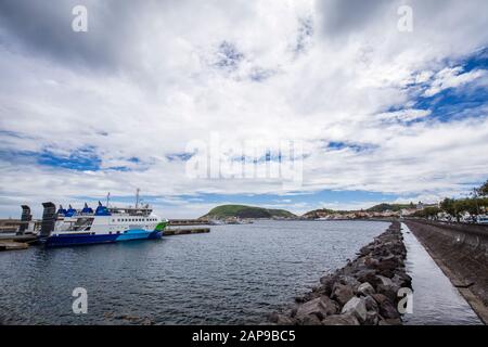 Horta, PORTUGAL - 11 AOÛT: Un ferry est prêt à charger les passagers pour aller à l'île de Pico de Horta, Portugal le 11 août 2017. Banque D'Images