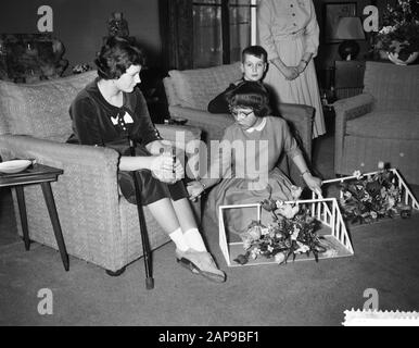 Offrir des cadeaux par le Service de liaison de la princesse Marijke de l'Armée, v.l.n.n. Dorothe Paulussen, 14 ans, de Bleick, Princess Marijke et Jan van de Meijden Date : le 18 février 1960 mots clés : Offres, CADEAUX Nom personnel : Bleak, Dorothe Paulussen, Jan van de Meijden liaison Service der Army Banque D'Images