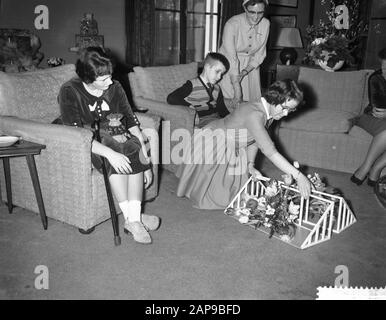 Offrir des cadeaux par le Service de liaison de la princesse Marijke de l'Armée, v.l.n.n. Dorothe Paulussen, 14 ans, de Bleick, Princess Marijke et Jan van de Meijden Date : le 18 février 1960 mots clés : Offres, CADEAUX Nom personnel : Dorothe Paulussen, Jan van de Meijden liaison Service der Army Banque D'Images