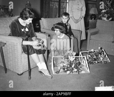 Offrir des cadeaux par le Service de liaison de la princesse Marijke de l'Armée, v.l.n.n. Dorothe Paulussen, 14 ans, de Bleick, Princess Marijke et Jan van de Meijden Date : le 18 février 1960 mots clés : Offres, CADEAUX Nom personnel : Dorothe Paulussen, Jan van de Meijden liaison Service der Army Banque D'Images