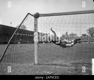AJAX contre Elinkwijk 1-1, Swart (2ème de gauche) scores, là derrière le gardien de but Elinkwijker Van de Painter, Cees Gro et H. Mijnals Date: 8 mai 1960 mots clés: Sport, football Nom personnel: Cees Groot, H. Mijnals Banque D'Images