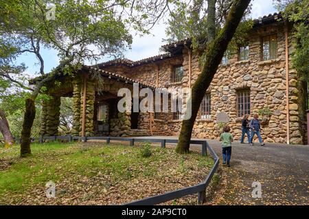 Visiteurs à l'extérieur du musée du parc historique national Jack London à Glen Ellen, comté de Sonoma, Californie. Banque D'Images