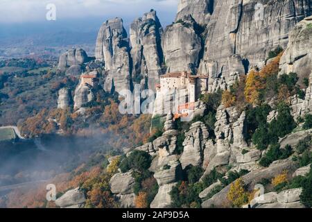 Meteora, Grèce - 19 décembre 2019: Monastère de Moni Agias Varvaras Roussanou et les spectaculaires pinnacles rocheuses massives de Meteora, Thessalonique, Grèce Banque D'Images