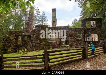 Ruines De La Wolf House Au Parc Historique De L'État De Jack London À Glen Ellen, Comté De Sonoma, Californie. Un garçon se tient sur la rampe en bois. Banque D'Images