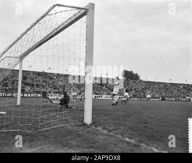 AJAX contre Willem II 6-0, 5ème but d'Ajax par le Prince Swart 2ème de gèches de droite Date: 9 octobre 1960 mots clés: Buts, sport, football Nom de l'institution: Willem II Banque D'Images