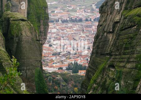 Meteora, Grèce - 19 décembre 2019: Kalambaka ville vu 'à travers' les roches de Meteora. Banque D'Images