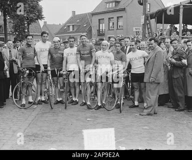 L'équipe de la tournée néerlandaise de France avec Kees Pellenaars, Times the round of Wouw Date: 24 juin 1951 lieu: Noord-Brabant, Wouw mots clés: Équipes, sports, cyclisme Banque D'Images