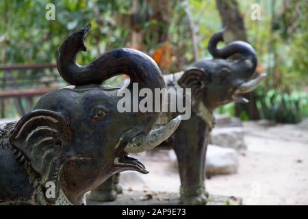 Statues d'éléphants de Thaïlande dans le temple Wat Phra Lat, Banque D'Images