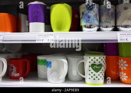 verres ou récipients colorés de divers articles ménagers pour tout usage domestique placés sur une étagère dans un magasin ou une étagère dans la maison en italie Banque D'Images