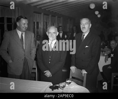 Commission Des Trois à Schiphol Annotation: Sujet la Commission des Bons services des Nations Unies, composée de l'américain Frank P Graham (au milieu), de l'australien Richard Kirby (à gauche) et du belge Paul van Zeeland (à droite) Date: 31 janvier 1948 lieu: Noord-Holland, Schiphol Nom personnel: Graham, Frank P., Kirby, Richard, Zeeland, Paul Banque D'Images