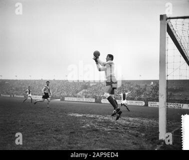 AJAX versus DOS 3-1, de Munck en action Date: 18 décembre 1960 mots clés: Sport, football Banque D'Images
