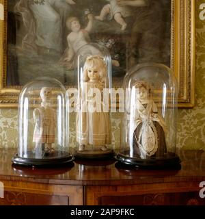 Vue rapprochée de trois poupées du dix-huitième et du dix-neuvième siècle dans des vitrines de verre sur la chambre d'État Landing à Cleedon court. Banque D'Images