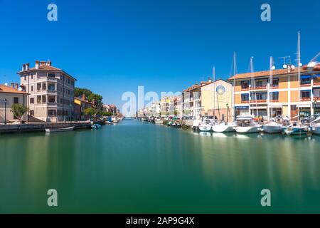 Grado - Mars 2016, Italie: Canal avec voiliers allongé sur l'eau dans la petite ville italienne de Grado Banque D'Images