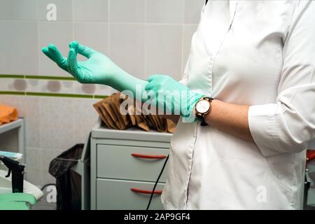 Procédures médicales dans le bureau du spécialiste en ORL Banque D'Images