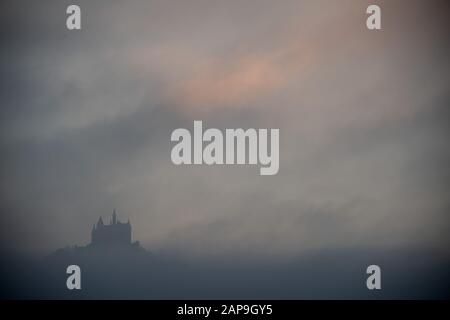 Bisingen, Allemagne. 22 janvier 2020. Le brouillard s'élève devant le château de Hohenzollern. Crédit: Sebastian Gollnow/Dpa/Alay Live News Banque D'Images