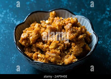 Gajar ka halwa / Halva est un pudding de dessert sucré à base de carottes en Inde. Garnie de noix de cajou/amande et Servie dans un bol. Plat Traditionnel. Banque D'Images