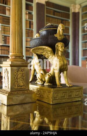 Porphyre égyptienne et ormolu urn dans le style de Louis XVI, dans la bibliothèque de Hinton Ampner, Hampshire. Banque D'Images