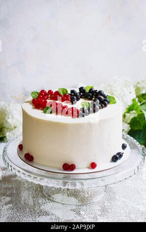 Gâteau blanc rond aux baies sous forme de coeurs, Saint-Valentin, sur fond blanc. Photo pour un menu ou un catalogue de confiseries Banque D'Images