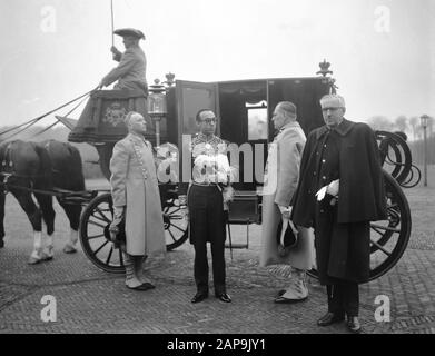 Les ambassadeurs offrent des titres de compétence à la Reine. Arrivée de l'Ambassadeur d'Iran, F. Adamyat à Huis ten Bosch Date: 28 novembre 1961 mots clés: Arrivées, AMBASSADEURS Nom personnel: Adamyat F. Nom de l'institution: Huis Ten Bosch Banque D'Images