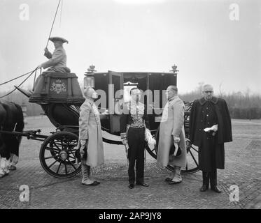 Les ambassadeurs offrent des titres de compétence à la Reine. Arrivée de l'Ambassadeur d'Iran, F. Adamyat à Huis ten Bosch Date: 28 novembre 1961 mots clés: Arrivées, AMBASSADEURS Nom personnel: Adamyat F. Nom de l'institution: Huis Ten Bosch Banque D'Images