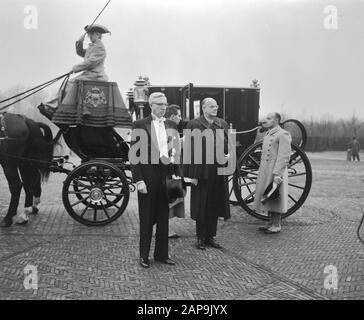 Les ambassadeurs offrent des titres de compétence à la Reine. Arrivée de l'Ambassadeur du Luxembourg, P. Schutte Date : 28 novembre 1961 mots clés : arrivées, AMBASSADEURS Nom personnel : p. Schutte Banque D'Images