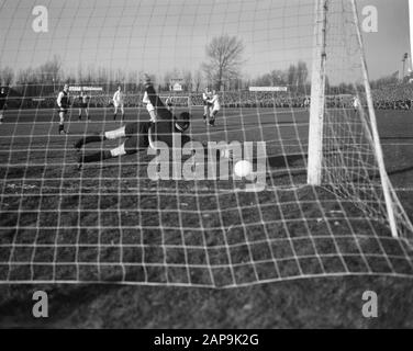 ADO contre Feyenoord 5-2.ADO gardien de but Oosm laisse le ballon par date: 17 décembre 1961 mots clés: Keepers Nom de l'institution: Feyenoord Banque D'Images