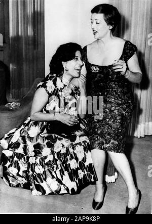 4 juin 1958, Rome, Italie: Film super Star actrices ANNA MAGNANI, 50 et BETTE DAVIS, à la fois 50 ans et en haut de leur jeu. Anna Maria Magnani l'actrice italienne de scène et de cinéma. Largement considérée comme l'une des plus grandes actrices du cinéma italien et mondial, Connue pour son action explosive et ses représentations terreuses et réelles de personnages. Partage un rire, tout en participant à une fête tenue par Schubert, le couturier italien. Deux des acteurs d'écran les plus célèbres au monde ayant un grand temps, parlant sur leurs parties de film. Bette est à Rome pour le tournage de ''Jean Paul Jones'', dans lequel elle joue l'ap Banque D'Images