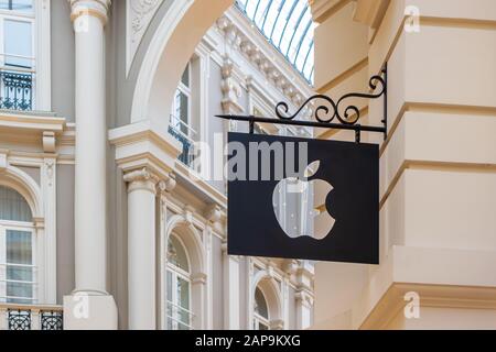 La Haye, Pays-Bas - 15 janvier 2020 : logo Apple Computer accroché au-dessus d'un magasin Mac à la Haye, aux Pays-Bas Banque D'Images