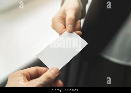 gros plan sur les personnes qui ont échangé une carte de visite vierge. maquette Banque D'Images