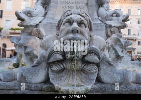 Près de la fontaine du Panthéon en marbre par Giacomo Della Porta à Rome Italie Banque D'Images