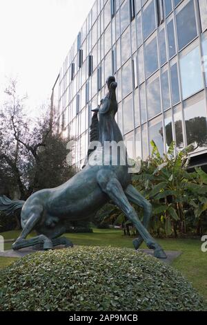 Sculpture de cheval en bronze à l'entrée de la chaîne de télévision nationale Rai à Rome Italie Banque D'Images