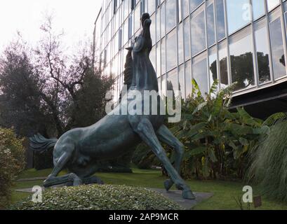 Statue de bronze à l'entrée de la chaîne nationale Rai à Rome, Italie Banque D'Images