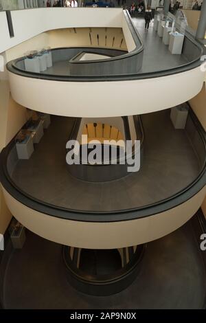 Escalier à l'intérieur du musée du Vatican à Rome, Italie Banque D'Images