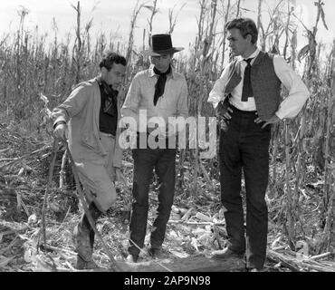 Le directeur WILLIAM WYLER GARY COOPER et FORREST TUCKER sur le lieu de tournage candid dans le champ de maïs près de Tucson Arizona filmant L'OUEST 1940 La compagnie Samuel Goldwyn / United Artists Banque D'Images