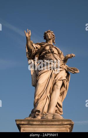 Angel avec les Ongles de Girolamo Luci sur le pont Sant Angelo à Rome Italie Banque D'Images