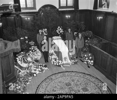 Apeldoorn, palais intérieur de la chapelle Het Loo. Personnel national du palais garde la garde de mort Annotation: Sur le cercueil est une Bible ouverte Date: 30 novembre 1962 lieu: Apeldoorn, Gueldre mots clés: Adieu, gardes de mort, chapelles, monarchie, mort, palais, princesses, maisons royales, employés Nom personnel: Wilhelmina (princesse Pays-Bas) Nom de l'institution: Paleis Het Loo Banque D'Images