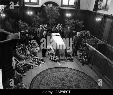 Apeldoorn, palais intérieur de la chapelle Het Loo. Personnel national du palais garde la garde de mort Annotation: Sur le cercueil est une Bible ouverte Date: 30 novembre 1962 lieu: Apeldoorn, Gueldre mots clés: Adieu, gardes de mort, chapelles, monarchie, mort, palais, princesses, maisons royales, employés Nom personnel: Wilhelmina (princesse Pays-Bas) Nom de l'institution: Paleis Het Loo Banque D'Images