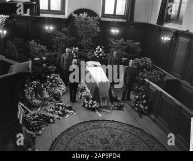 Apeldoorn, palais intérieur de la chapelle Het Loo. Personnel national du palais garde la garde de mort Annotation: Sur le cercueil est une Bible ouverte Date: 30 novembre 1962 lieu: Apeldoorn, Gueldre mots clés: Adieu, gardes de mort, chapelles, monarchie, mort, palais, princesses, maisons royales, employés Nom personnel: Wilhelmina (princesse Pays-Bas) Nom de l'institution: Paleis Het Loo Banque D'Images