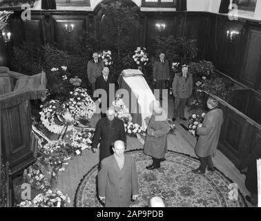 Apeldoorn, palais intérieur de la chapelle Het Loo. Le personnel national du palais garde la garde de la mort alors que le public rend hommage à la princesse Annotation: Sur le cercueil est une Bible ouverte Date: 30 novembre 1962 lieu: Apeldoorn, Gueldre mots clés: Adieu, gardes de mort, intérieurs, chapelles, monarchie, mort, palais, princesses, public, maisons royales, employés Nom personnel: Wilhelmina (Princesse Néerlandaise) Nom De L'Institution: Paleis Het Loo Banque D'Images