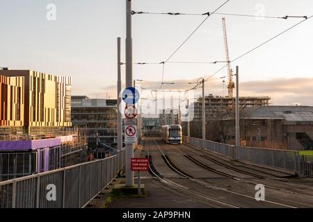 Un tramway qui passe par le nouveau centre universitaire de Nottingham à Nottingham City South Side, à Notinghamshire Angleterre Royaume-Uni Banque D'Images