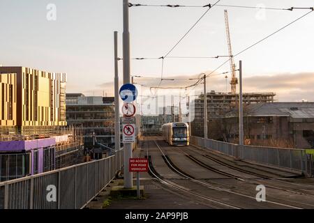 Un tramway qui passe par le nouveau centre universitaire de Nottingham à Nottingham City South Side, à Notinghamshire Angleterre Royaume-Uni Banque D'Images