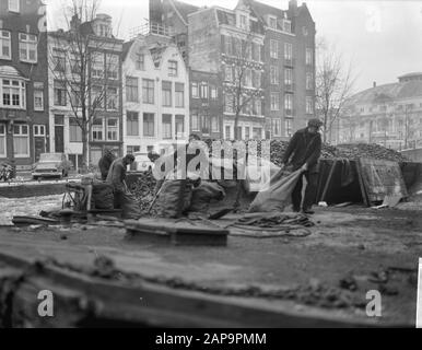 Landvoer kolen dans l'Achtergracht à Amsterdam Date : 15 janvier 1963 lieu : Amsterdam, Noord-Holland mots clés : Landvoer, KOOOL Banque D'Images