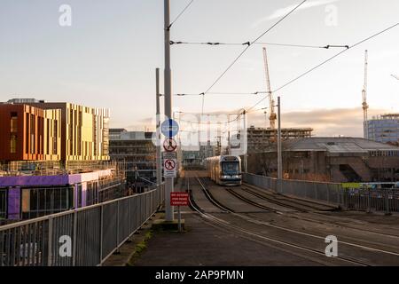 Un tramway qui passe par le nouveau centre universitaire de Nottingham à Nottingham City South Side, à Notinghamshire Angleterre Royaume-Uni Banque D'Images