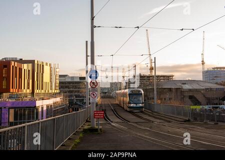 Un tramway qui passe par le nouveau centre universitaire de Nottingham à Nottingham City South Side, à Notinghamshire Angleterre Royaume-Uni Banque D'Images