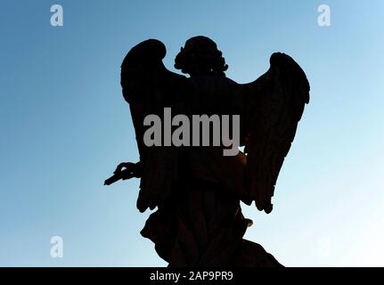 Silhouette de statue d'ange, pont Ponte Sant'Angelo, Rome, Italie Banque D'Images